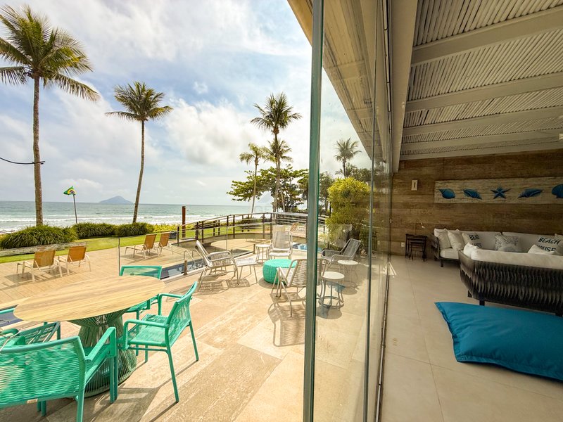 Casa P&eacute; na Areia com 5 Su&iacute;tes, Vista para o Mar e M&oacute;veis Importados - VENDA  São Sebastião - 