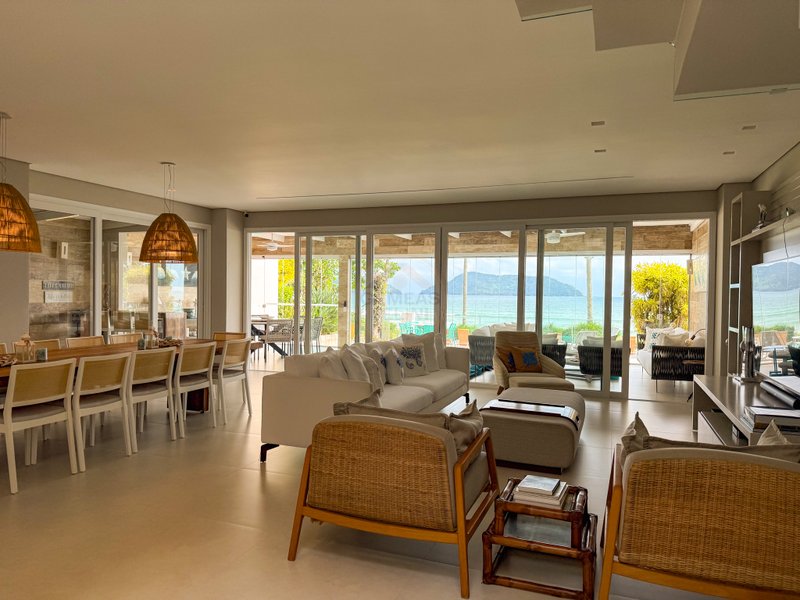 Casa P&eacute; na Areia com 5 Su&iacute;tes, Vista para o Mar e M&oacute;veis Importados - VENDA  São Sebastião - 