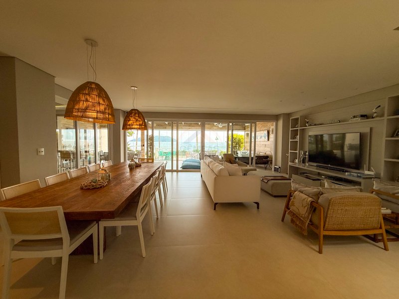 Casa P&eacute; na Areia com 5 Su&iacute;tes, Vista para o Mar e M&oacute;veis Importados - VENDA  São Sebastião - 