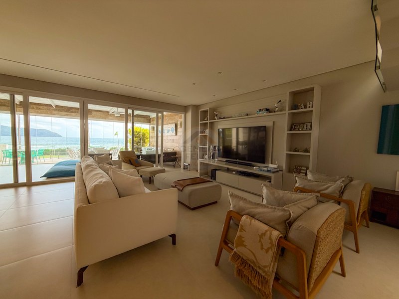 Casa P&eacute; na Areia com 5 Su&iacute;tes, Vista para o Mar e M&oacute;veis Importados - VENDA  São Sebastião - 