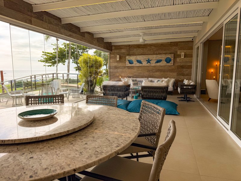 Casa P&eacute; na Areia com 5 Su&iacute;tes, Vista para o Mar e M&oacute;veis Importados - VENDA  São Sebastião - 