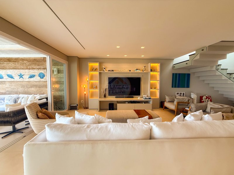 Casa P&eacute; na Areia com 5 Su&iacute;tes, Vista para o Mar e M&oacute;veis Importados - VENDA  São Sebastião - 