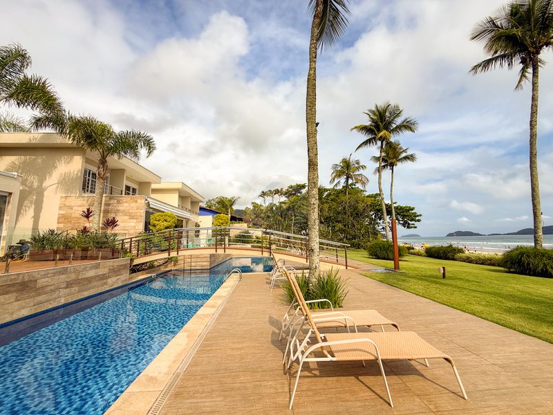 Casa P&eacute; na Areia com 5 Su&iacute;tes, Vista para o Mar e M&oacute;veis Importados - VENDA  São Sebastião - 