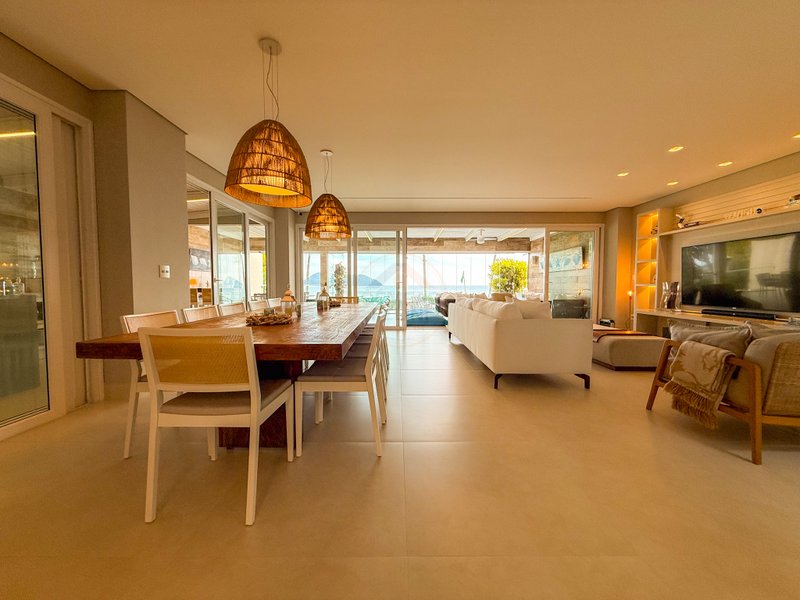 Casa P&eacute; na Areia com 5 Su&iacute;tes, Vista para o Mar e M&oacute;veis Importados - VENDA  São Sebastião - 