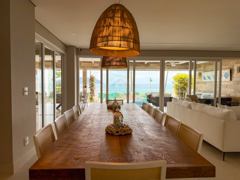 Casa P&eacute; na Areia com 5 Su&iacute;tes, Vista para o Mar e M&oacute;veis Importados - VENDA  São Sebastião - 