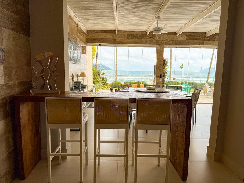 Casa P&eacute; na Areia com 5 Su&iacute;tes, Vista para o Mar e M&oacute;veis Importados - VENDA  São Sebastião - 