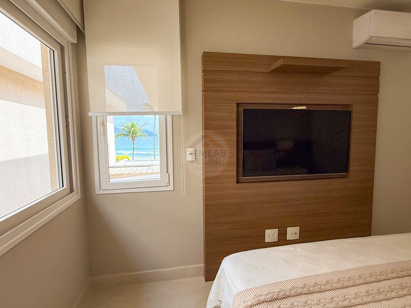 Casa P&eacute; na Areia com 5 Su&iacute;tes, Vista para o Mar e M&oacute;veis Importados - VENDA  São Sebastião - 