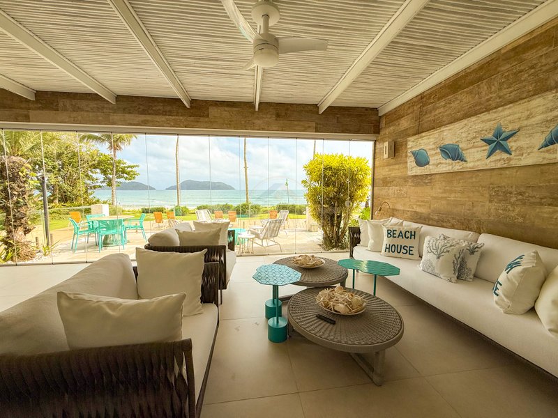 Casa P&eacute; na Areia com 5 Su&iacute;tes, Vista para o Mar e M&oacute;veis Importados - VENDA  São Sebastião - 