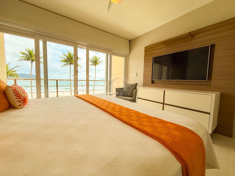 Casa P&eacute; na Areia com 5 Su&iacute;tes, Vista para o Mar e M&oacute;veis Importados - VENDA  São Sebastião - 