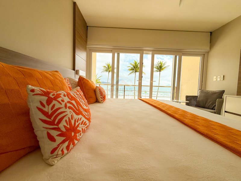 Casa P&eacute; na Areia com 5 Su&iacute;tes, Vista para o Mar e M&oacute;veis Importados - VENDA  São Sebastião - 