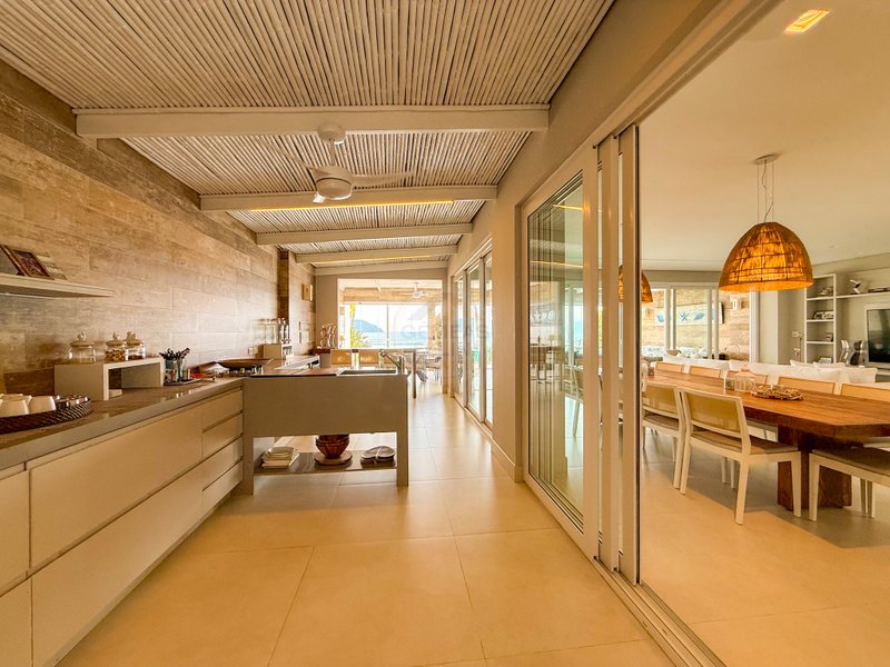 Casa P&eacute; na Areia com 5 Su&iacute;tes, Vista para o Mar e M&oacute;veis Importados - VENDA  São Sebastião - 