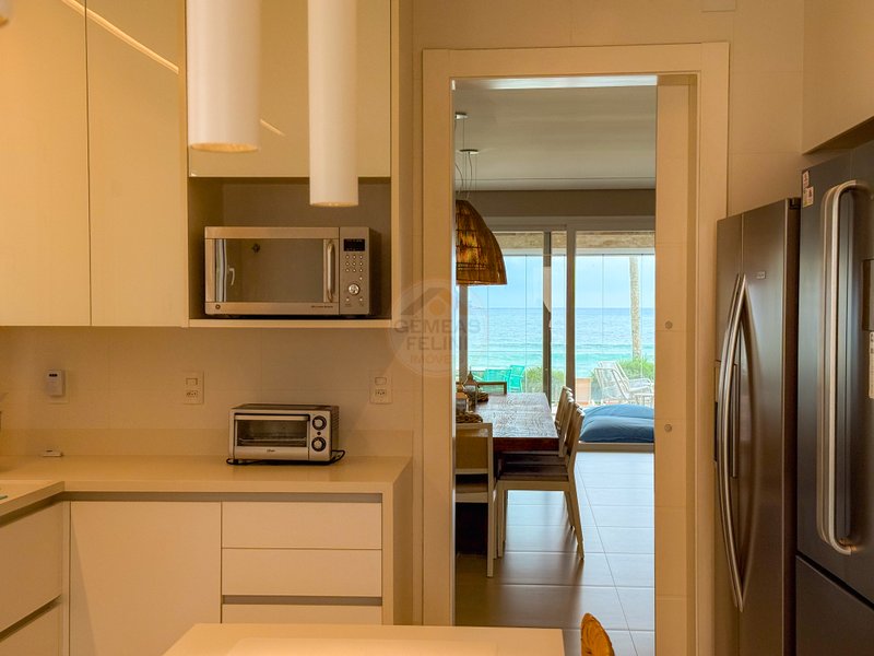 Casa P&eacute; na Areia com 5 Su&iacute;tes, Vista para o Mar e M&oacute;veis Importados - VENDA  São Sebastião - 