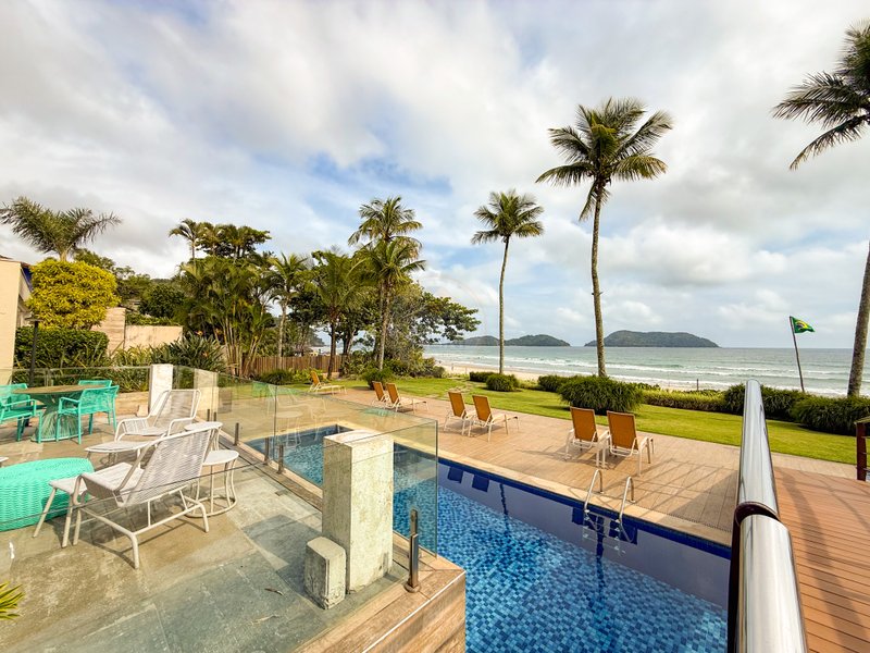 Casa P&eacute; na Areia com 5 Su&iacute;tes, Vista para o Mar e M&oacute;veis Importados - VENDA  São Sebastião - 