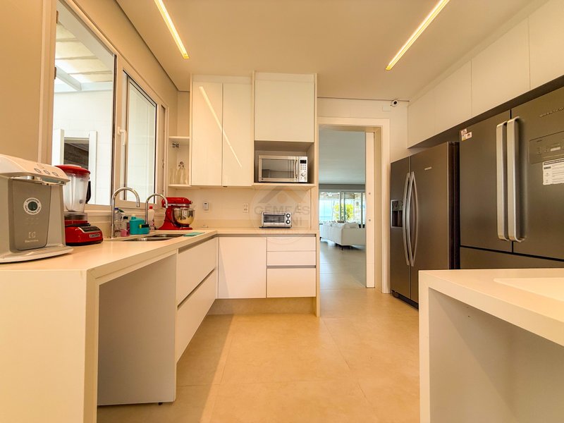 Casa P&eacute; na Areia com 5 Su&iacute;tes, Vista para o Mar e M&oacute;veis Importados - VENDA  São Sebastião - 