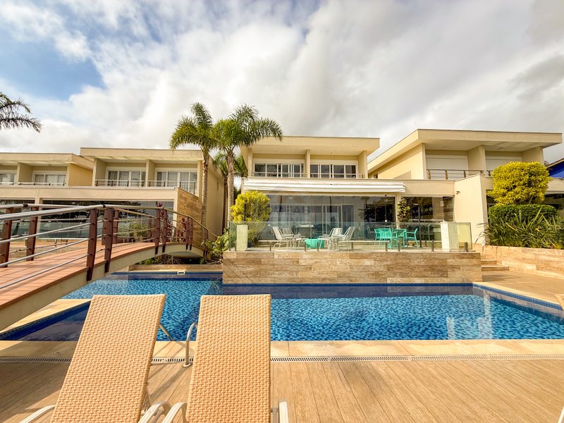 Casa P&eacute; na Areia com 5 Su&iacute;tes, Vista para o Mar e M&oacute;veis Importados - VENDA  São Sebastião - 