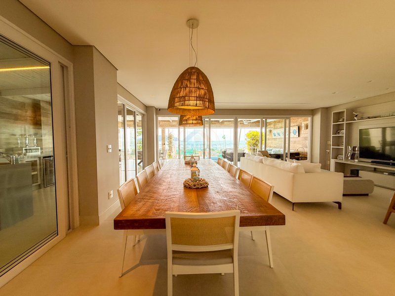 Casa P&eacute; na Areia com 5 Su&iacute;tes, Vista para o Mar e M&oacute;veis Importados - VENDA  São Sebastião - 