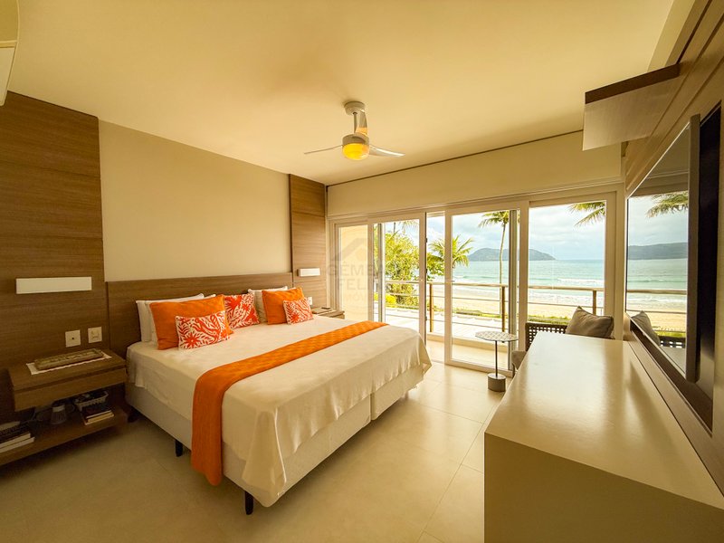 Casa P&eacute; na Areia com 5 Su&iacute;tes, Vista para o Mar e M&oacute;veis Importados - VENDA  São Sebastião - 