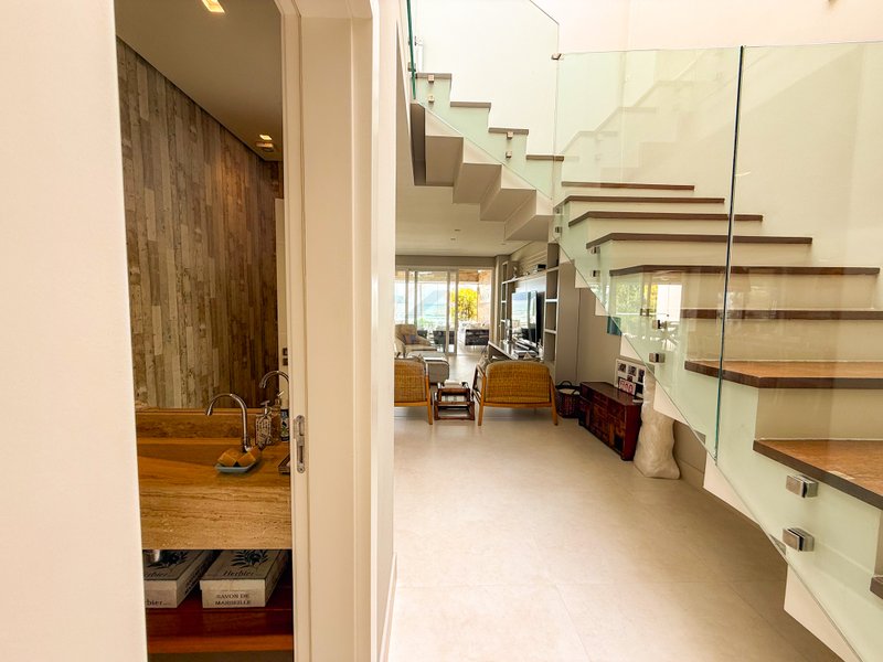 Casa P&eacute; na Areia com 5 Su&iacute;tes, Vista para o Mar e M&oacute;veis Importados - VENDA  São Sebastião - 