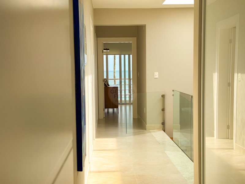 Casa P&eacute; na Areia com 5 Su&iacute;tes, Vista para o Mar e M&oacute;veis Importados - VENDA  São Sebastião - 