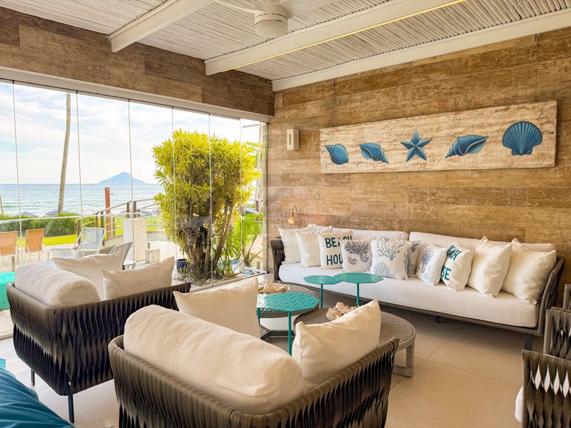 Casa P&eacute; na Areia com 5 Su&iacute;tes, Vista para o Mar e M&oacute;veis Importados - VENDA  São Sebastião - 