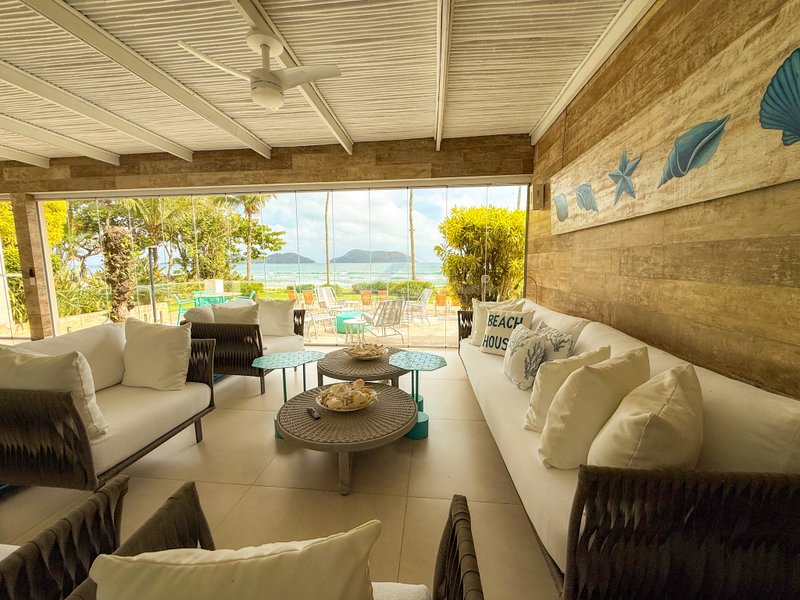 Casa P&eacute; na Areia com 5 Su&iacute;tes, Vista para o Mar e M&oacute;veis Importados - VENDA  São Sebastião - 