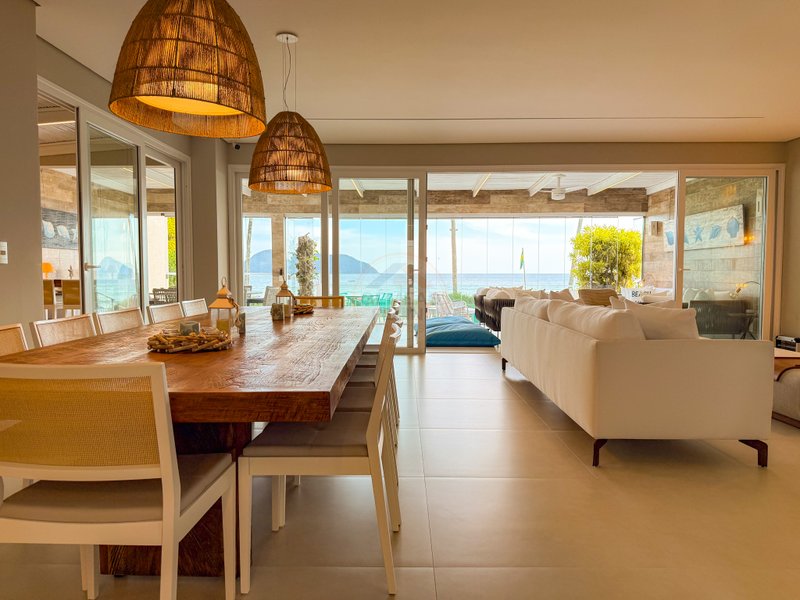 Casa P&eacute; na Areia com 5 Su&iacute;tes, Vista para o Mar e M&oacute;veis Importados - VENDA  São Sebastião - 