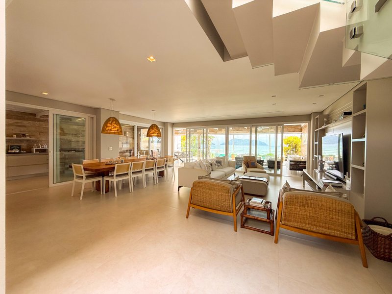 Casa P&eacute; na Areia com 5 Su&iacute;tes, Vista para o Mar e M&oacute;veis Importados - VENDA  São Sebastião - 