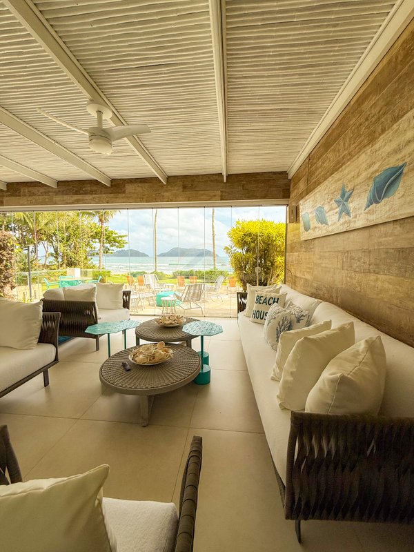 Casa P&eacute; na Areia com 5 Su&iacute;tes, Vista para o Mar e M&oacute;veis Importados - VENDA  São Sebastião - 