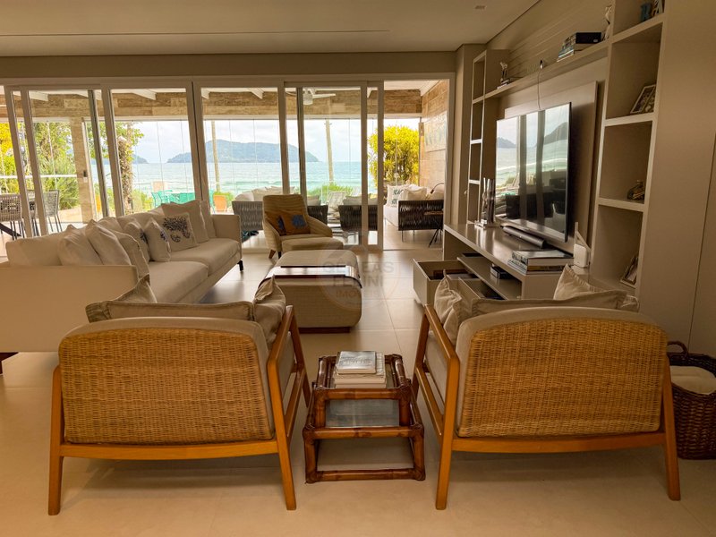 Casa P&eacute; na Areia com 5 Su&iacute;tes, Vista para o Mar e M&oacute;veis Importados - VENDA  São Sebastião - 