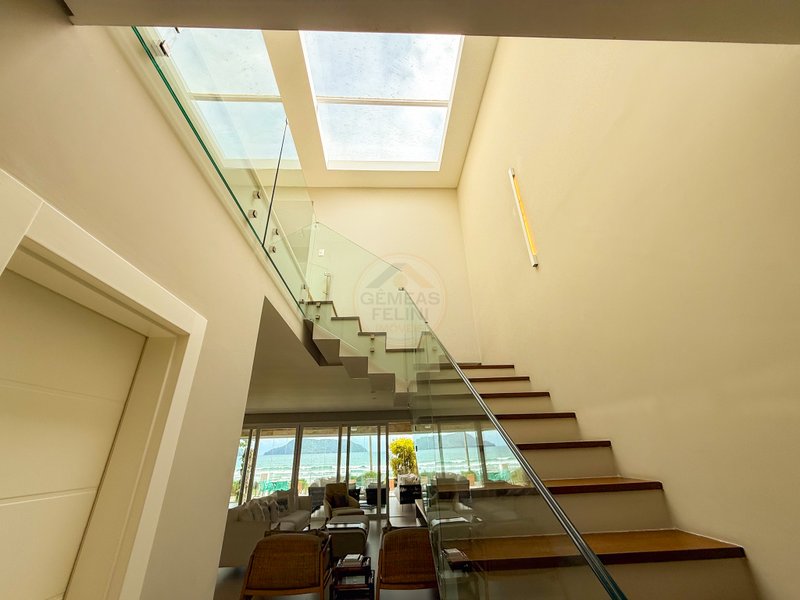 Casa P&eacute; na Areia com 5 Su&iacute;tes, Vista para o Mar e M&oacute;veis Importados - VENDA  São Sebastião - 