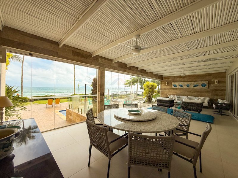 Casa P&eacute; na Areia com 5 Su&iacute;tes, Vista para o Mar e M&oacute;veis Importados - VENDA  São Sebastião - 