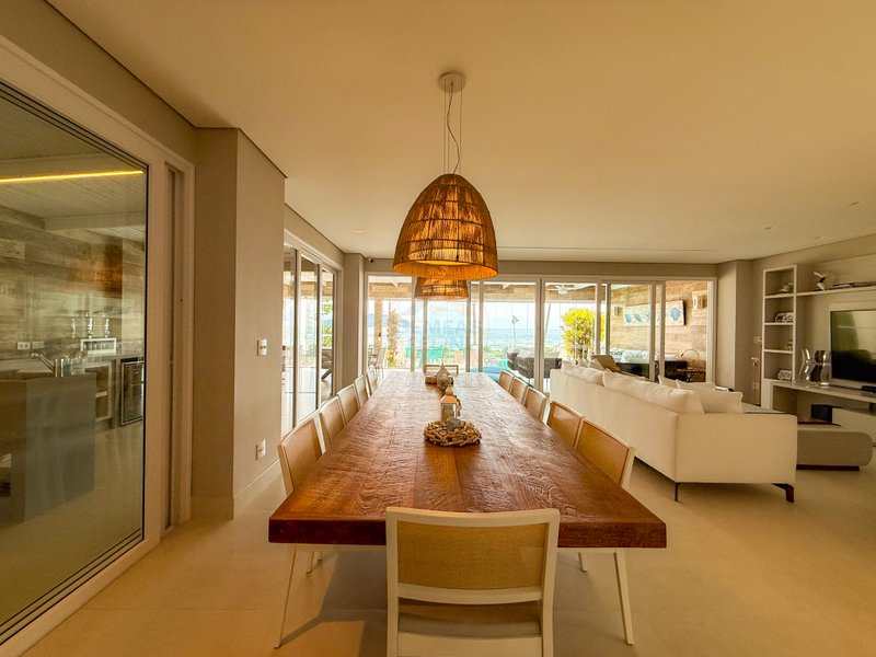 Casa P&eacute; na Areia com 5 Su&iacute;tes, Vista para o Mar e M&oacute;veis Importados - VENDA  São Sebastião - 