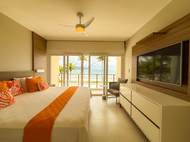 Casa P&eacute; na Areia com 5 Su&iacute;tes, Vista para o Mar e M&oacute;veis Importados - VENDA  São Sebastião - 