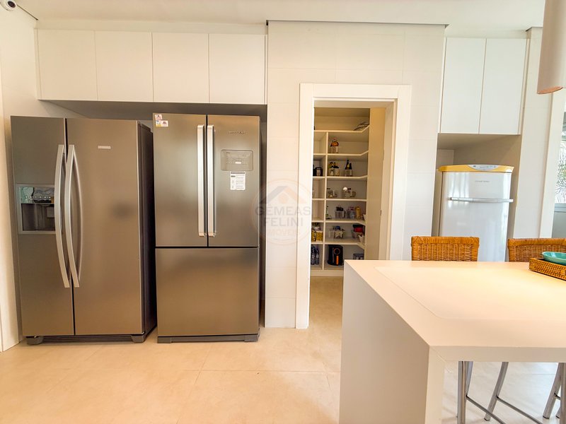 Casa P&eacute; na Areia com 5 Su&iacute;tes, Vista para o Mar e M&oacute;veis Importados - VENDA  São Sebastião - 