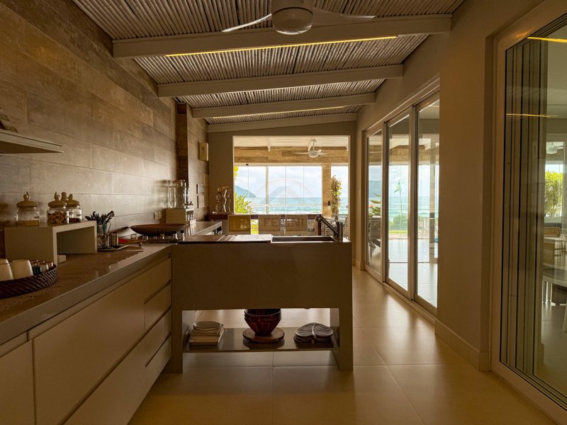 Casa P&eacute; na Areia com 5 Su&iacute;tes, Vista para o Mar e M&oacute;veis Importados - VENDA  São Sebastião - 