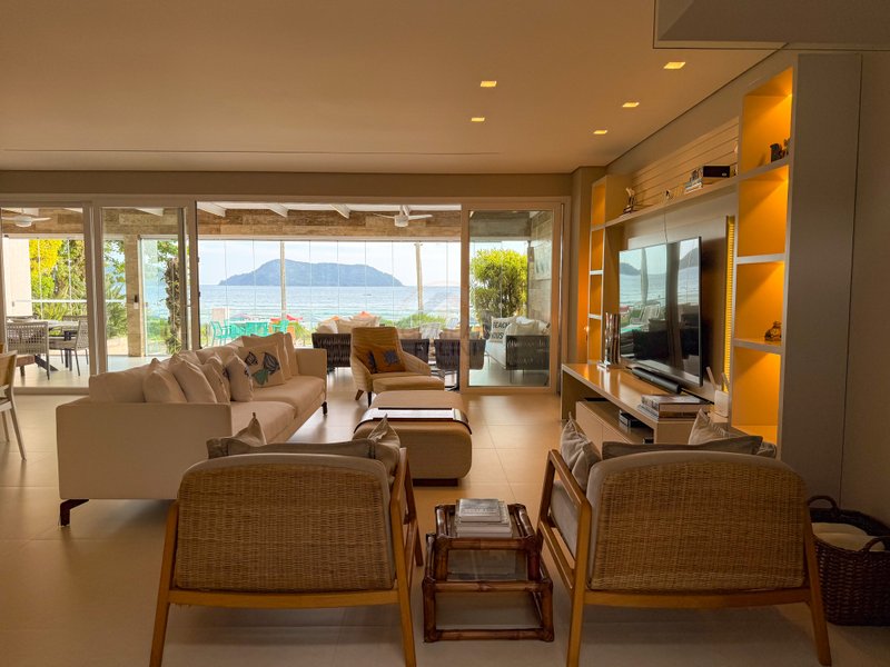 Casa P&eacute; na Areia com 5 Su&iacute;tes, Vista para o Mar e M&oacute;veis Importados - VENDA  São Sebastião - 