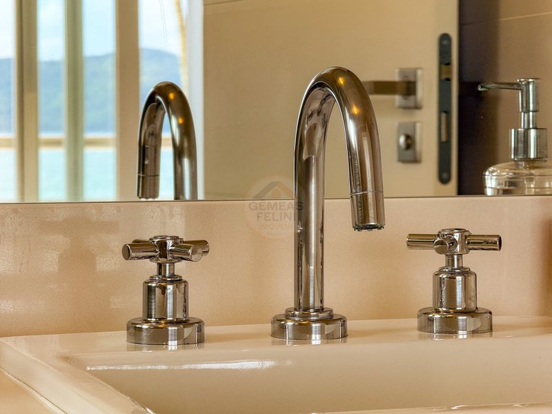 Casa P&eacute; na Areia com 5 Su&iacute;tes, Vista para o Mar e M&oacute;veis Importados - VENDA  São Sebastião - 