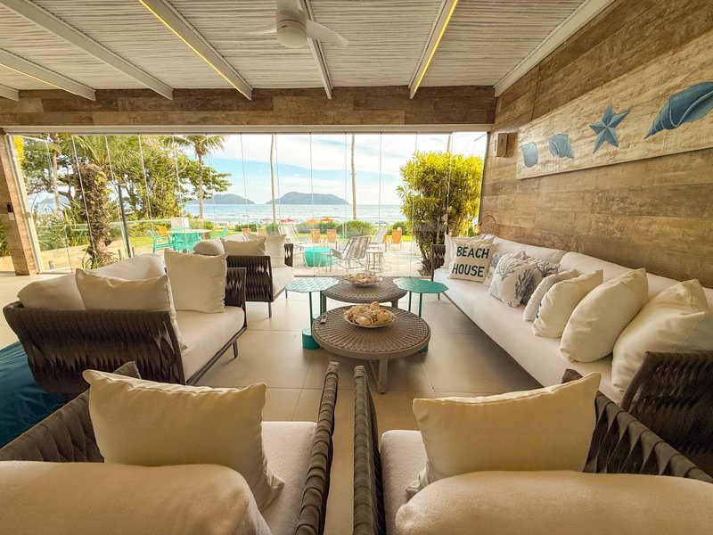 Casa P&eacute; na Areia com 5 Su&iacute;tes, Vista para o Mar e M&oacute;veis Importados - VENDA  São Sebastião - 