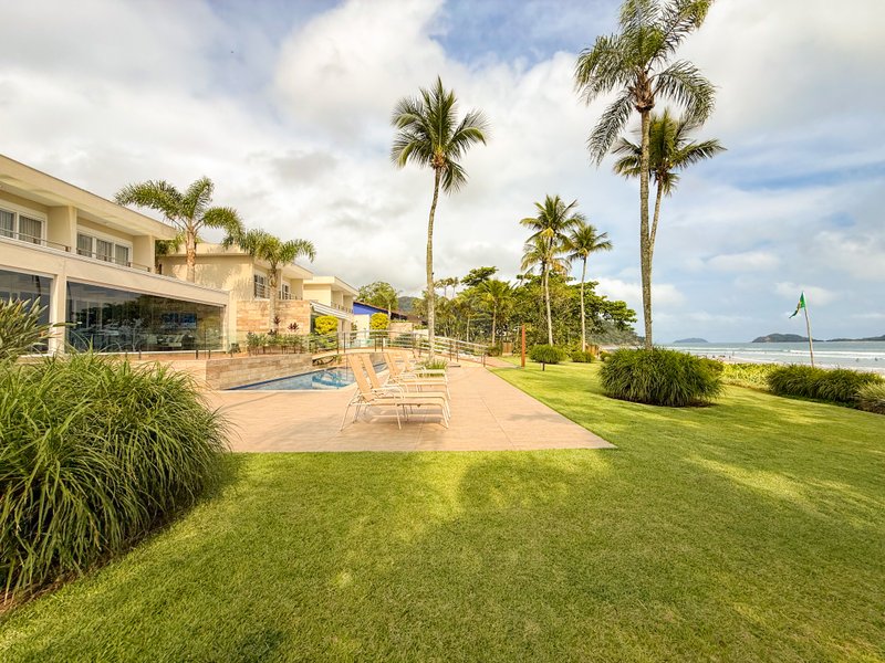 Casa P&eacute; na Areia com 5 Su&iacute;tes, Vista para o Mar e M&oacute;veis Importados - VENDA  São Sebastião - 