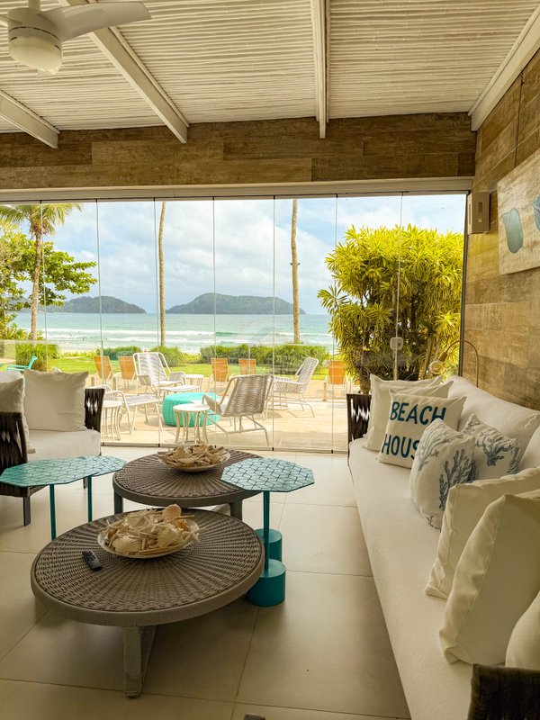 Casa P&eacute; na Areia com 5 Su&iacute;tes, Vista para o Mar e M&oacute;veis Importados - VENDA  São Sebastião - 