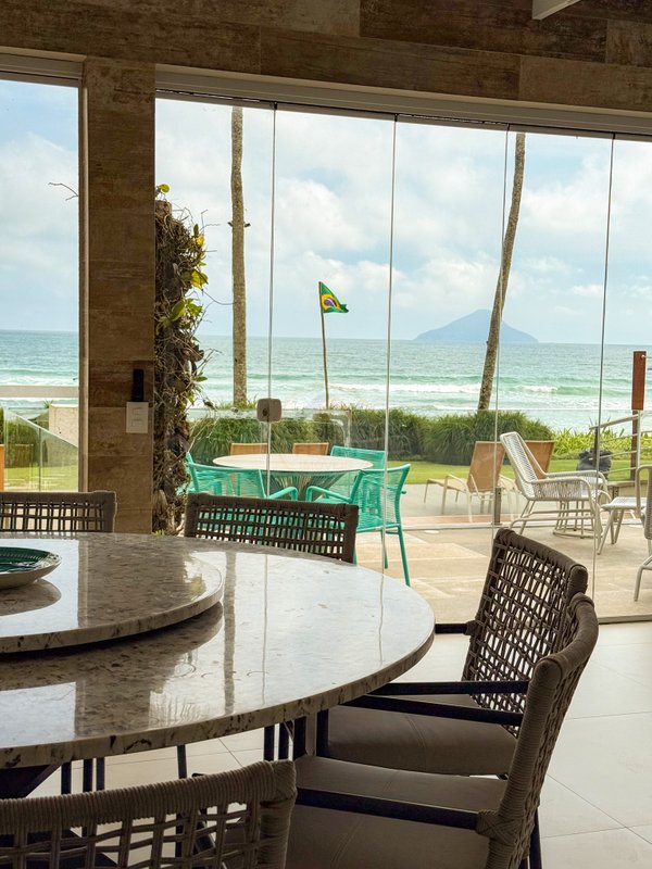 Casa P&eacute; na Areia com 5 Su&iacute;tes, Vista para o Mar e M&oacute;veis Importados - VENDA  São Sebastião - 