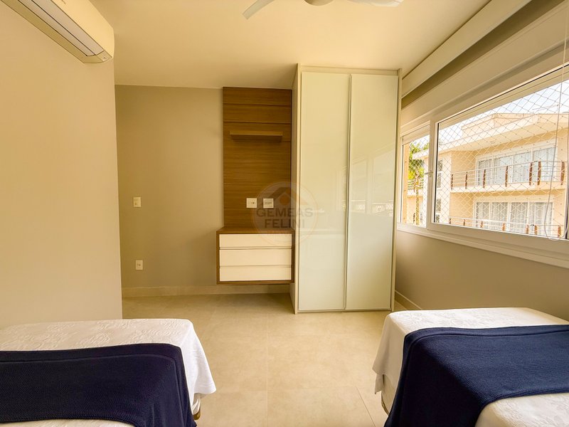 Casa P&eacute; na Areia com 5 Su&iacute;tes, Vista para o Mar e M&oacute;veis Importados - VENDA  São Sebastião - 