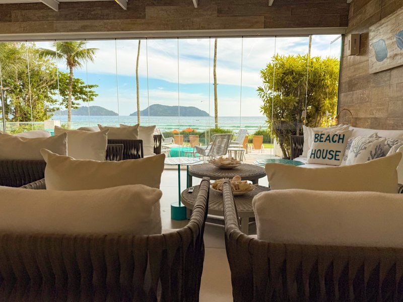 Casa P&eacute; na Areia com 5 Su&iacute;tes, Vista para o Mar e M&oacute;veis Importados - VENDA  São Sebastião - 