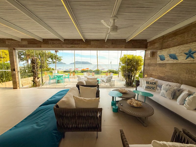 Casa P&eacute; na Areia com 5 Su&iacute;tes, Vista para o Mar e M&oacute;veis Importados - VENDA  São Sebastião - 