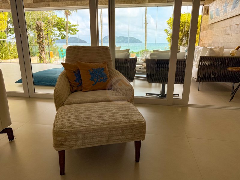 Casa P&eacute; na Areia com 5 Su&iacute;tes, Vista para o Mar e M&oacute;veis Importados - VENDA  São Sebastião - 