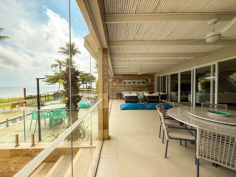 Casa P&eacute; na Areia com 5 Su&iacute;tes, Vista para o Mar e M&oacute;veis Importados - VENDA  São Sebastião - 