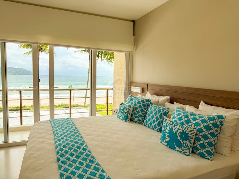 Casa P&eacute; na Areia com 5 Su&iacute;tes, Vista para o Mar e M&oacute;veis Importados - VENDA  São Sebastião - 