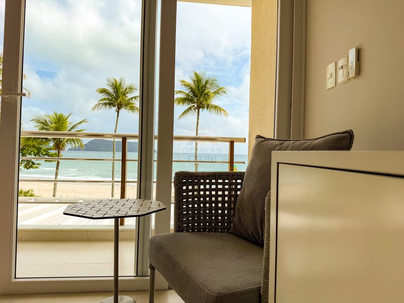 Casa P&eacute; na Areia com 5 Su&iacute;tes, Vista para o Mar e M&oacute;veis Importados - VENDA  São Sebastião - 