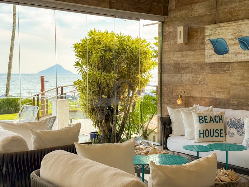 Casa P&eacute; na Areia com 5 Su&iacute;tes, Vista para o Mar e M&oacute;veis Importados - VENDA  São Sebastião - 