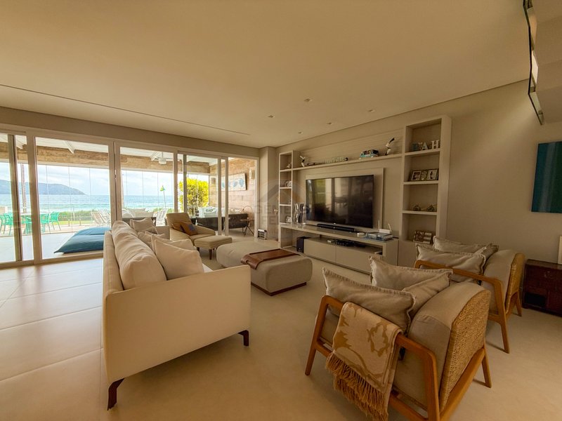 Casa P&eacute; na Areia com 5 Su&iacute;tes, Vista para o Mar e M&oacute;veis Importados - VENDA  São Sebastião - 